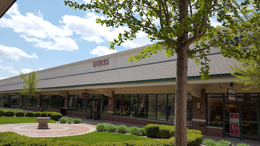 GUESS Factory, 11800 Factory Shops Blvd #740, Huntley, IL 60142, USA, 