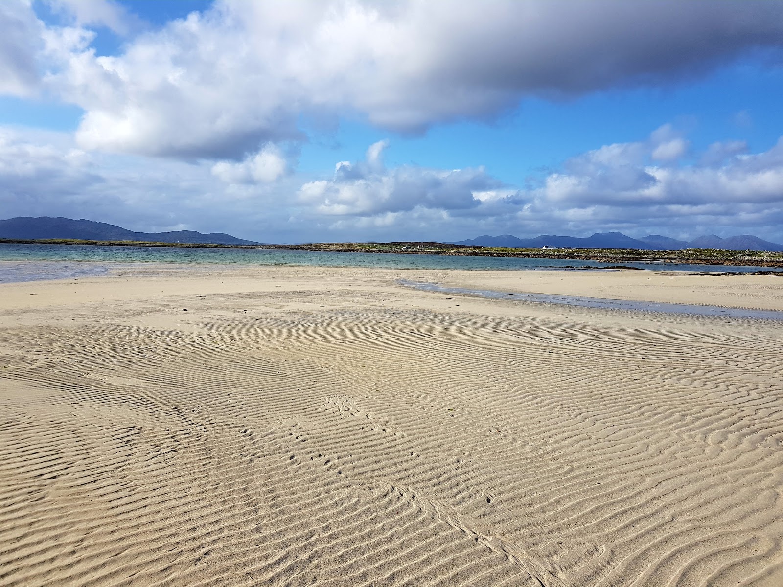 Φωτογραφία του Moyrus Beach και η εγκατάσταση