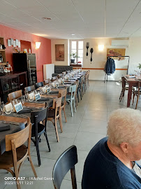 Atmosphère du Restaurant français Café-Restaurant le Marronnier à Bayet - n°1