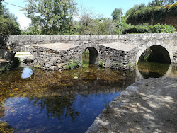 Praia Fluvial da Balsa'in fotoğrafı uçurumlarla desteklenmiş