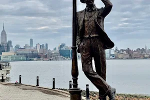 Frank Sinatra Statue image