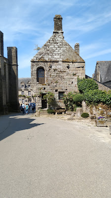 Parking payant 4€ à Locronan