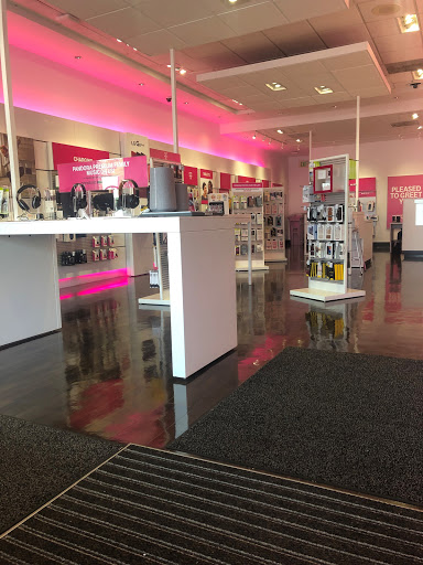 Cell Phone Store «T-Mobile», reviews and photos, 9914 Reisterstown Rd, Owings Mills, MD 21117, USA