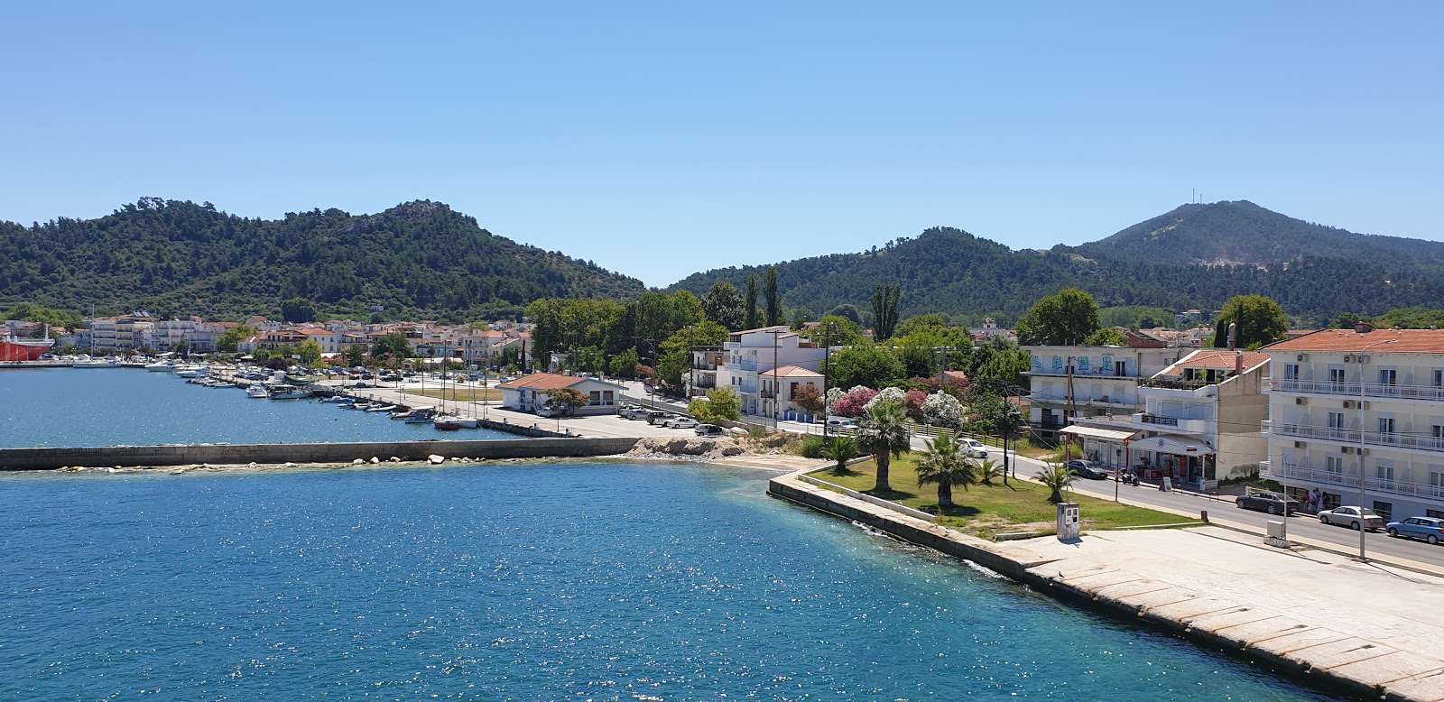 Foto di Argyri's Sea beach con una superficie del sabbia beige