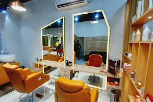 Curvey Shadow-Luxury salon image