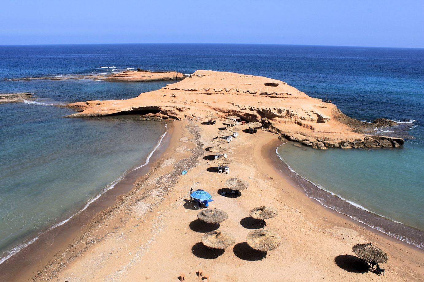 Plage Sidi El Bachir的照片 带有棕沙表面