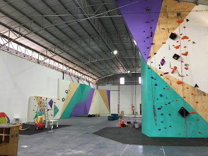 Bean Cow Climbing Gym and Community Center (ยิมปีนเขา)