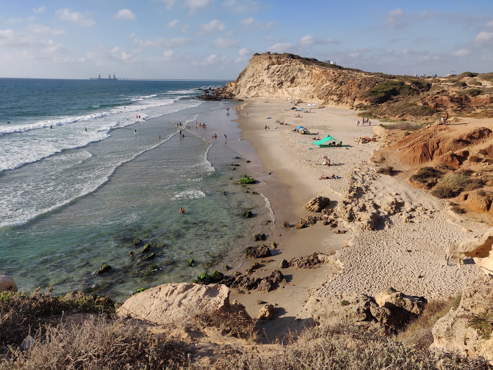 Gedor Sea beach'in fotoğrafı parlak kum yüzey ile