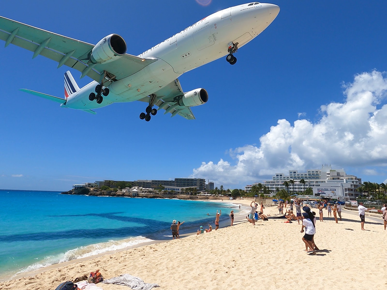 Foto de Playa Maho con brillante arena fina superficie