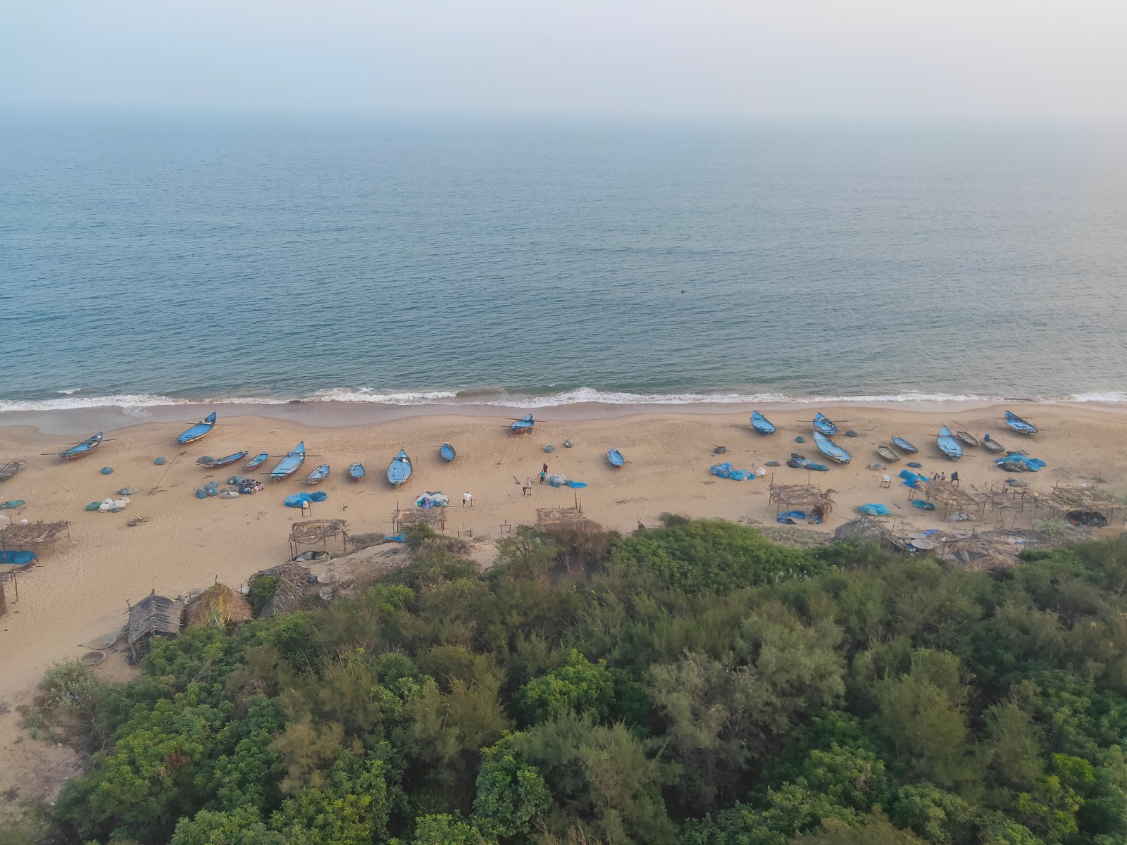 Foto de Aleswar Beach - lugar popular entre os apreciadores de relaxamento