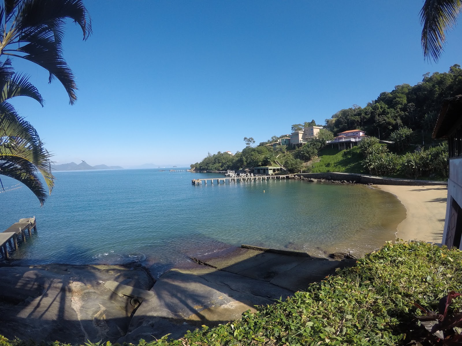 Praia das Araras'in fotoğrafı uçurumlarla desteklenmiş