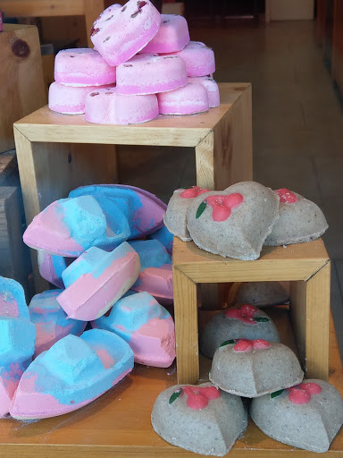 Cosmetics Store «Lush Cosmetics», reviews and photos, 3915 W 50th St, Edina, MN 55424, USA