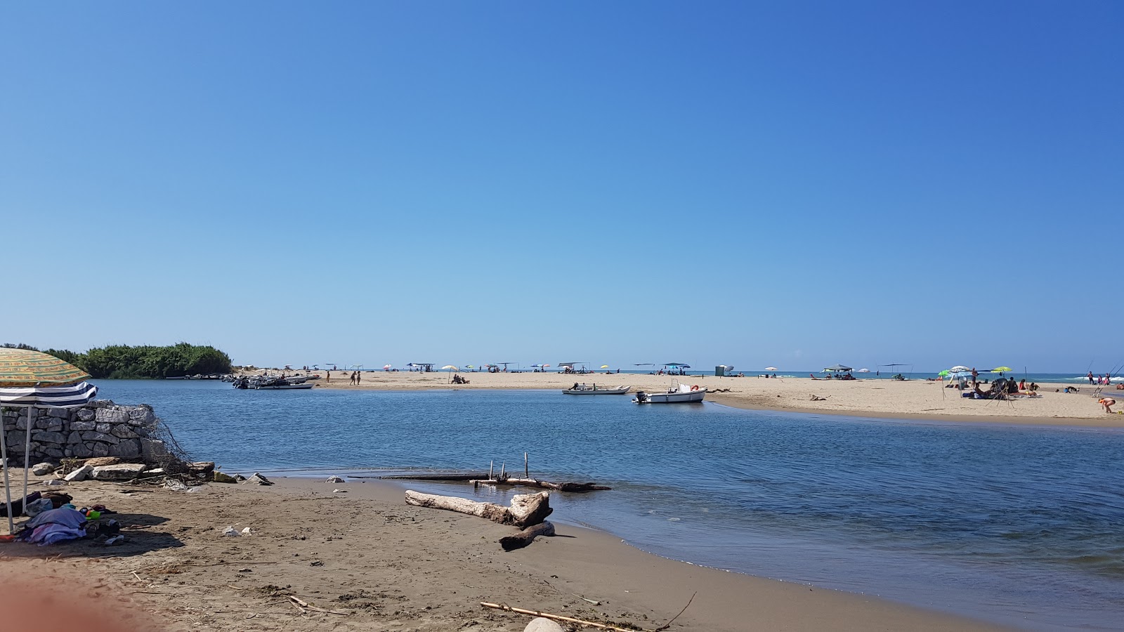 Photo de Serchio beach avec l'eau bleu de surface