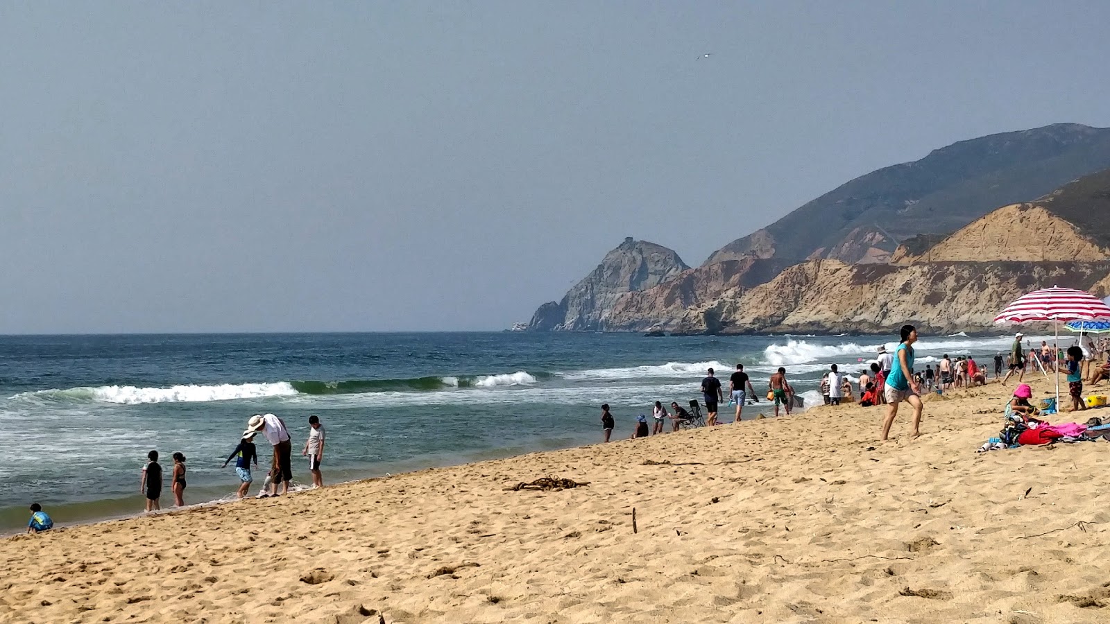 Fotografie cu Montara Beach înconjurat de munți