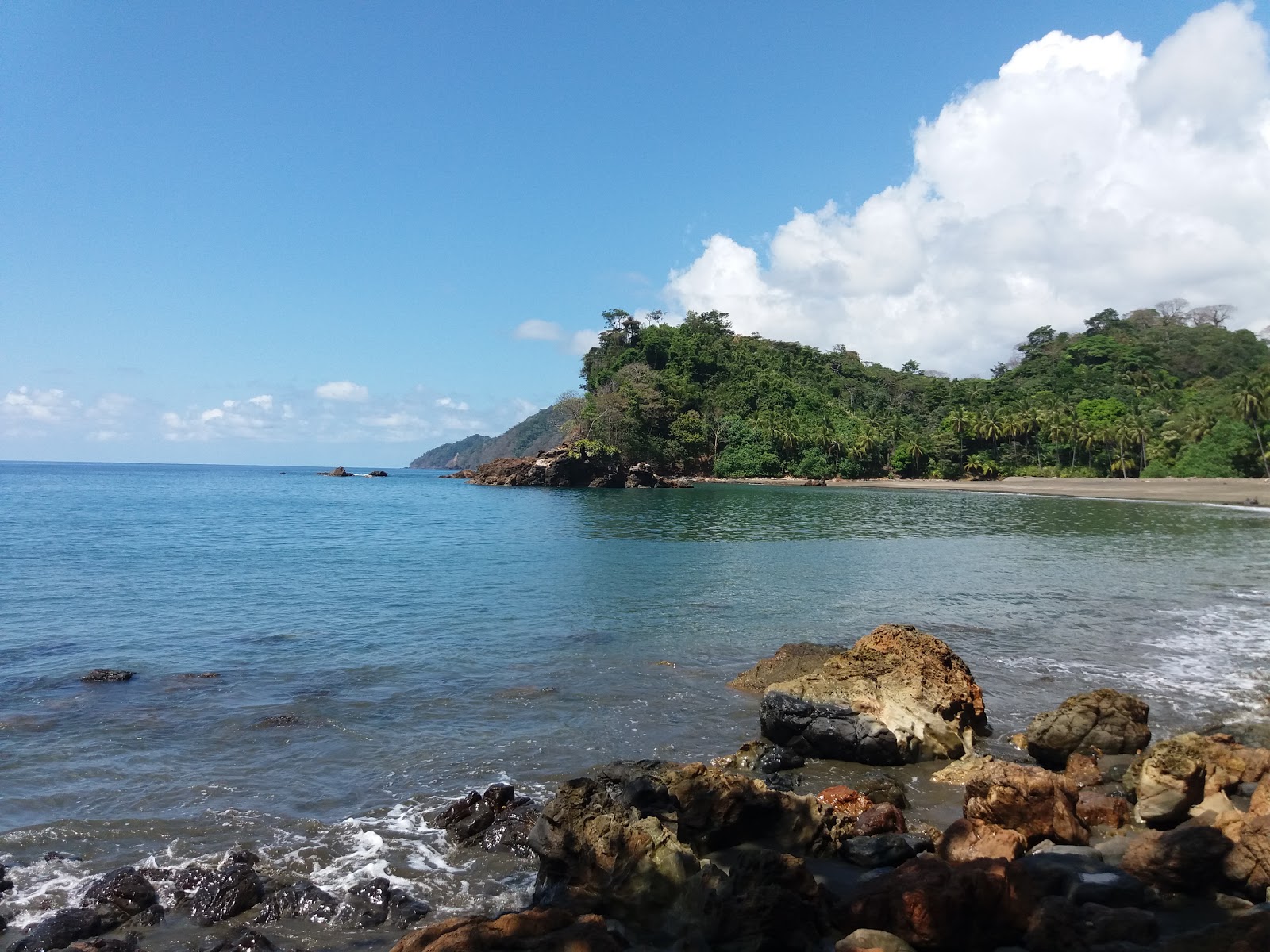 Foto di Playa Muerto con una superficie del sabbia scura