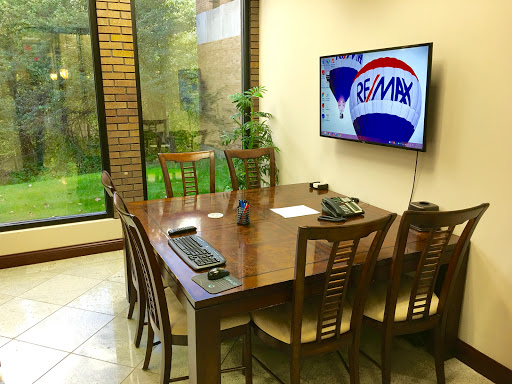 Real Estate Agency «RE/MAX At Home», reviews and photos, 3215 W Algonquin Rd, Rolling Meadows, IL 60008, USA