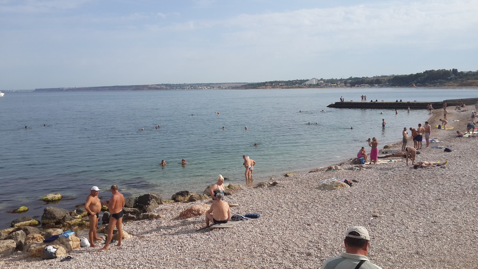 Photo de Tolstyak beach avec plusieurs moyennes baies