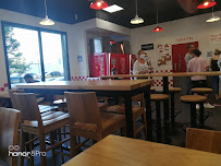 Atmosphère du Restaurant de hamburgers Five Guys Franconville - n°12