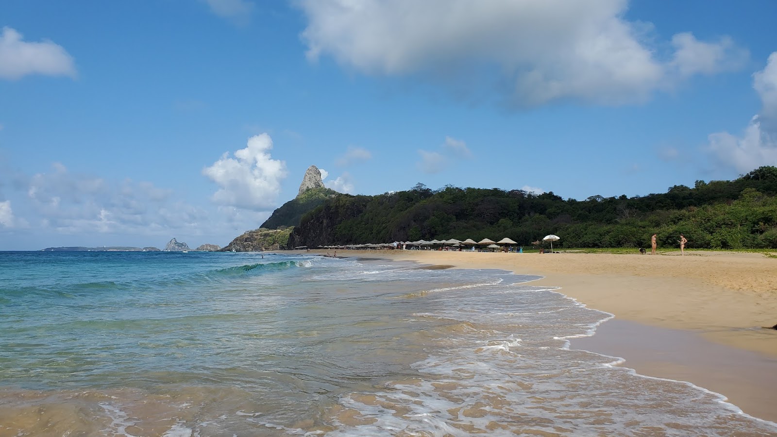 Foto di Praia da Cacimba do Padre circondato da montagne