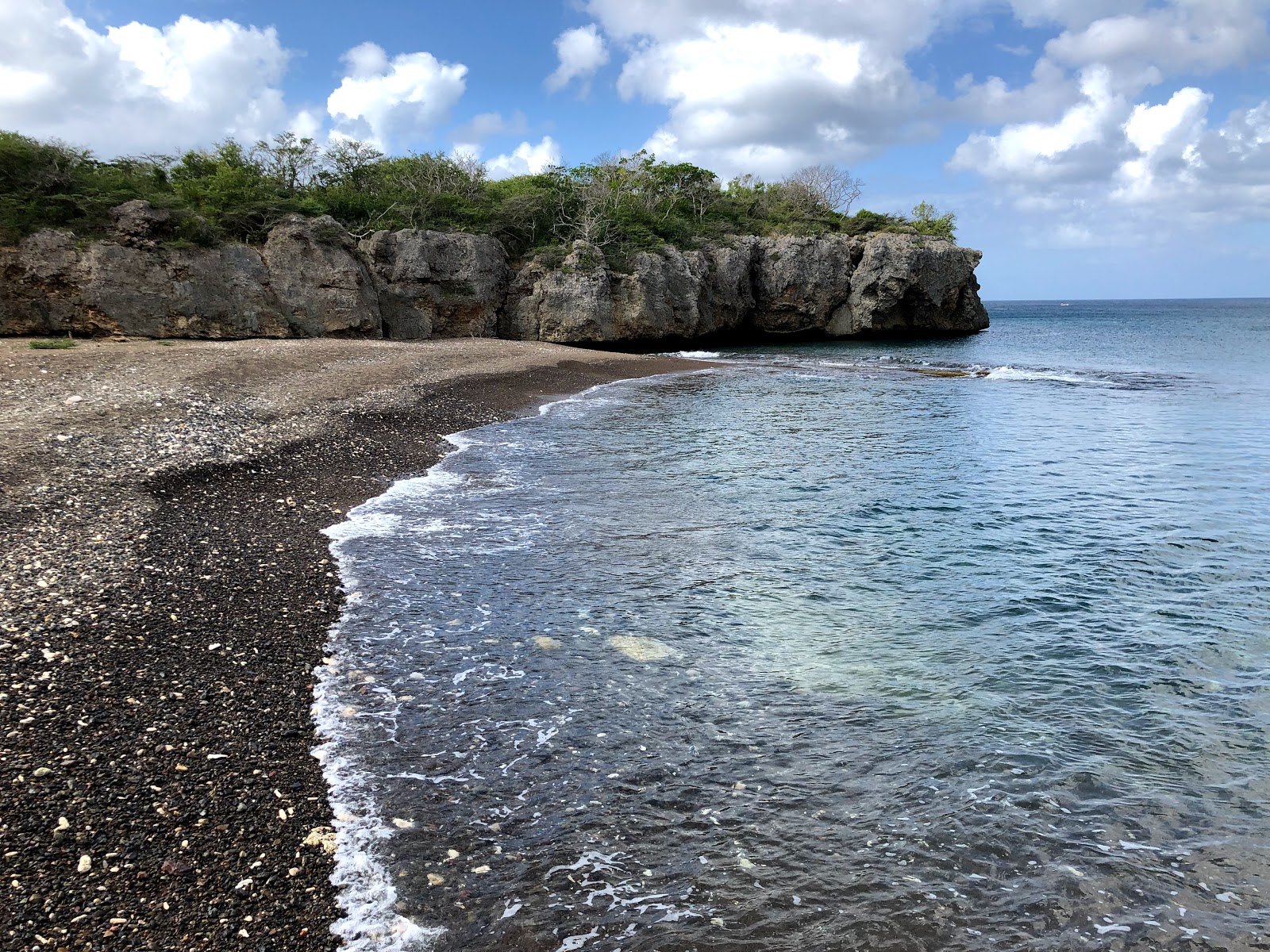 Foto av Playa Santu Pretu med turkos rent vatten yta