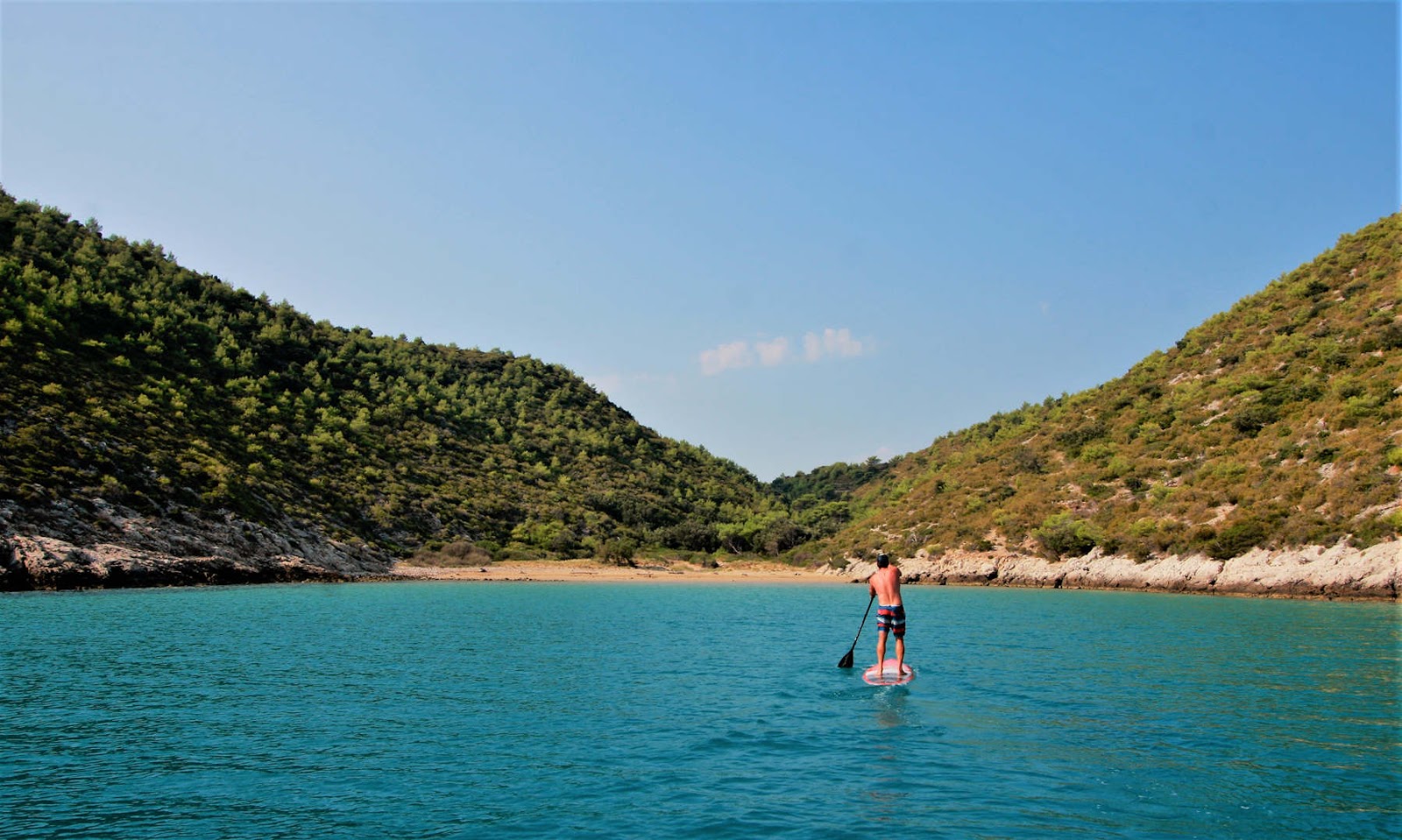 Smokova beach'in fotoğrafı uçurumlarla desteklenmiş