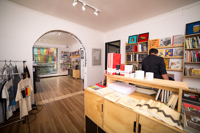 Opiniones de OJOPOROJO Tienda en Providencia - Librería