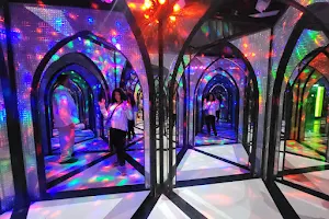 The Amazing Mirror Maze image