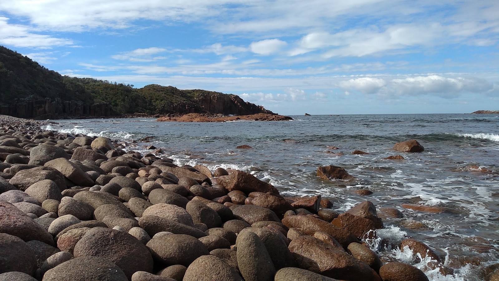 Photo de Rocky Beach avec baie spacieuse