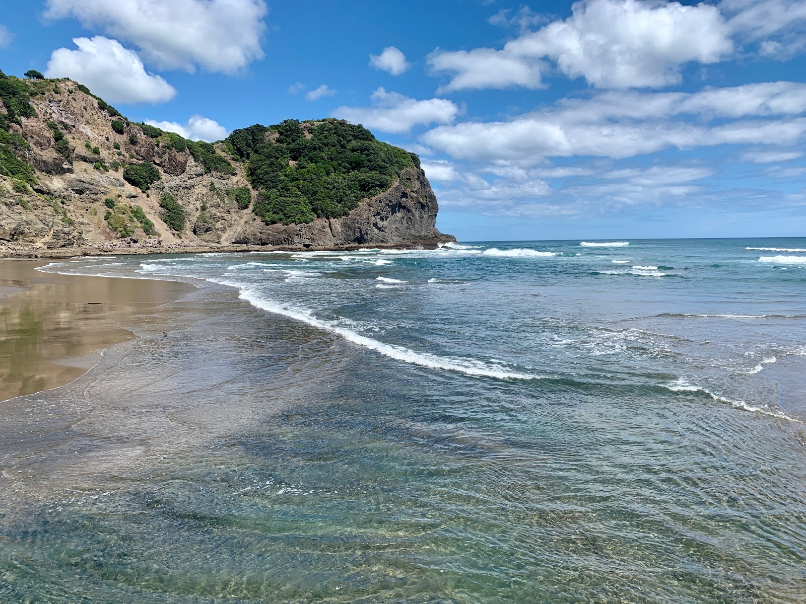 Whites Beach'in fotoğrafı dağlarla çevrili