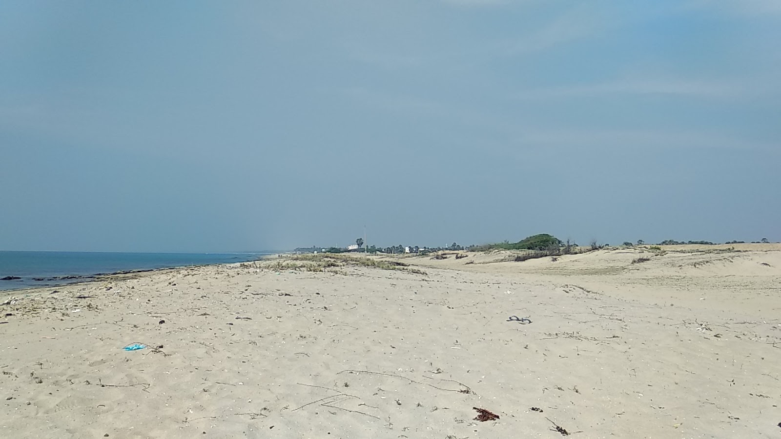 Fotografija Manankudi Beach z svetel pesek površino