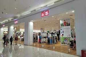 UNIQLO MALL OF INDONESIA Jakarta Utara image