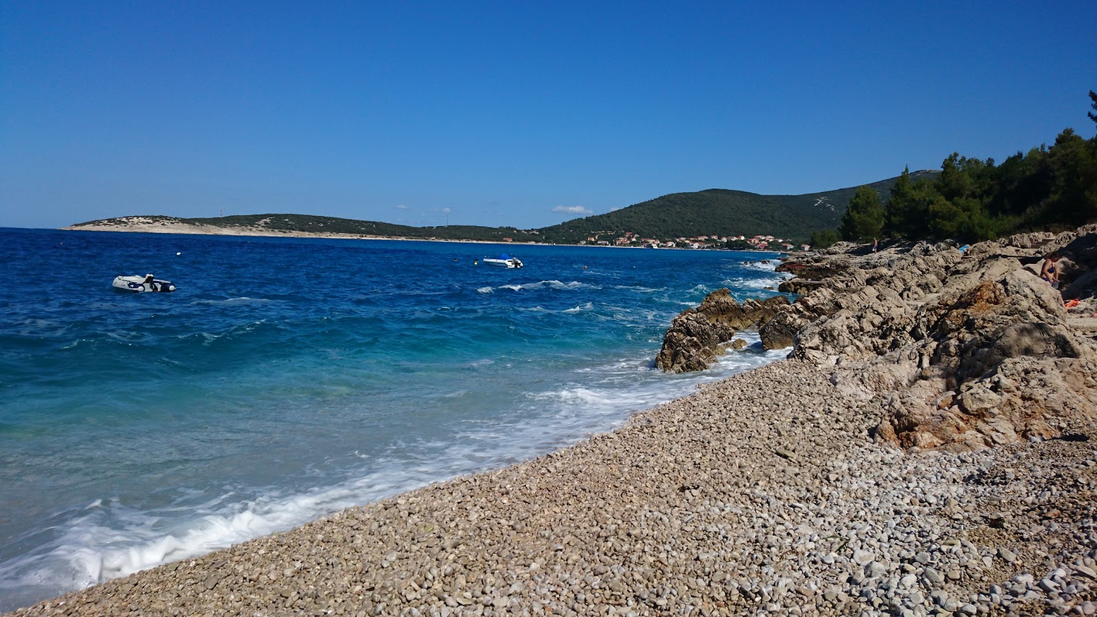 Foto di Gira beach con una superficie del ciottolo leggero