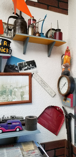 Barber Shop «INDUSTRIAL ARTS Diamond Horseshoe Barber Shop», reviews and photos, 2903 27th Ave S, Minneapolis, MN 55406, USA