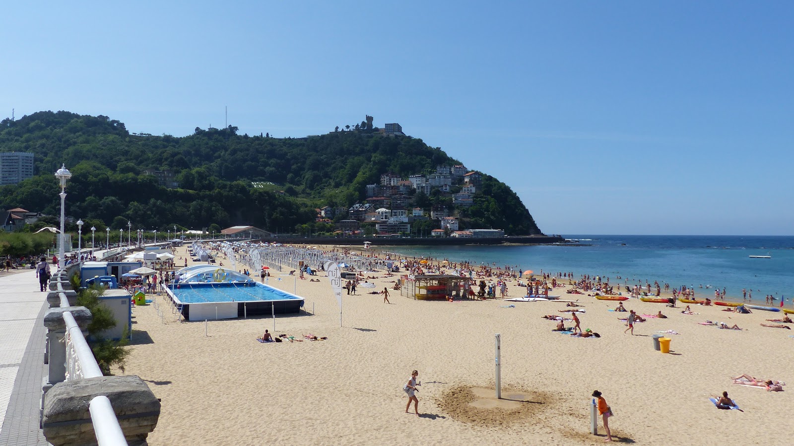Ondarreta plajı'in fotoğrafı mavi saf su yüzey ile