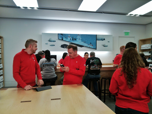 Computer Store «Apple La Encantada», reviews and photos, 2905 E Skyline Dr, Tucson, AZ 85718, USA