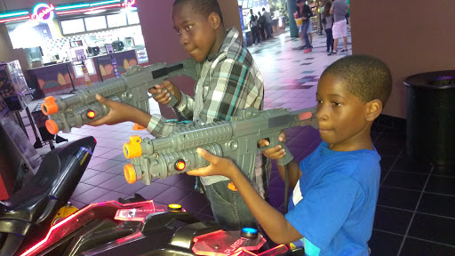 Movie Theater «Regal Cinemas Magnolia Place 16», reviews and photos, 9645 Westview Dr, Coral Springs, FL 33076, USA