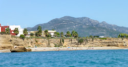 Photo de Platja de Les deveses avec plusieurs baies spacieuses