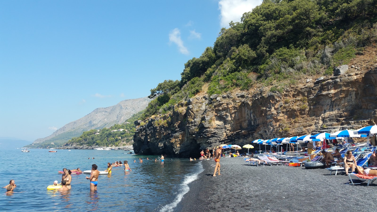 Photo de Spiaggia Nera et ses beaux paysages