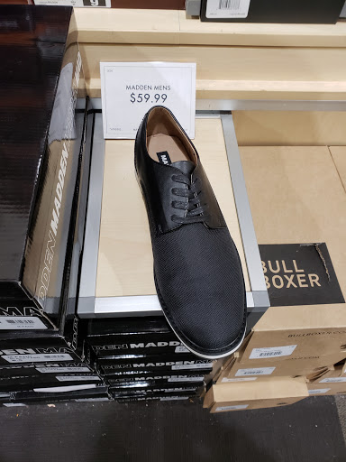 Shoe Store «DSW Designer Shoe Warehouse», reviews and photos, 4039 Richmond Rd, Warrensville Heights, OH 44122, USA
