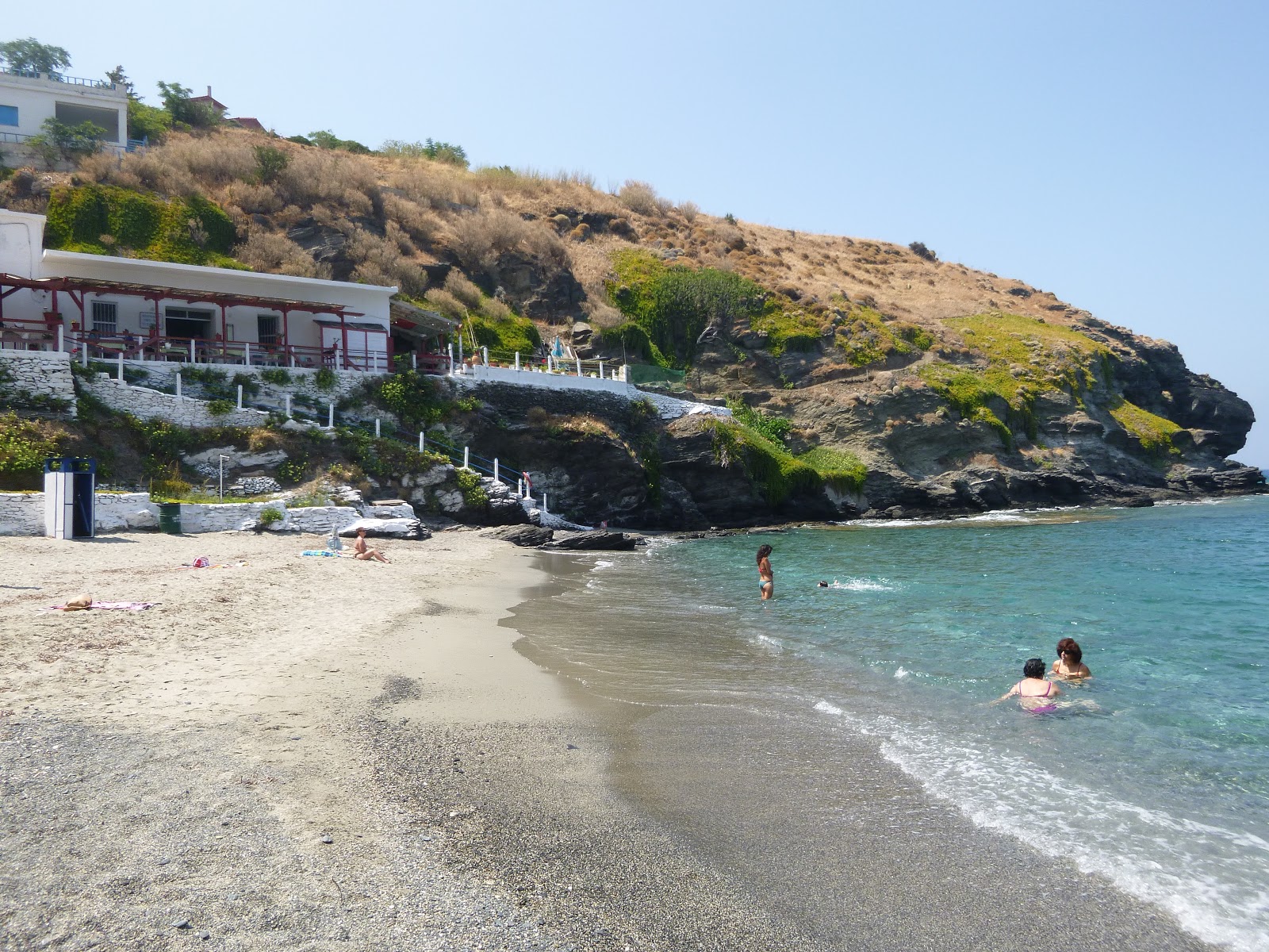 Fotografie cu Partheni Beach cu o suprafață de nisip gri și pietricele