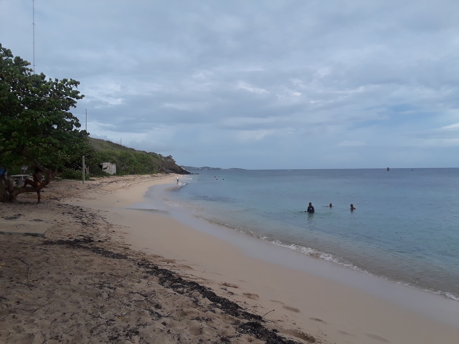 Little Bay beach'in fotoğrafı küçük koy ile birlikte
