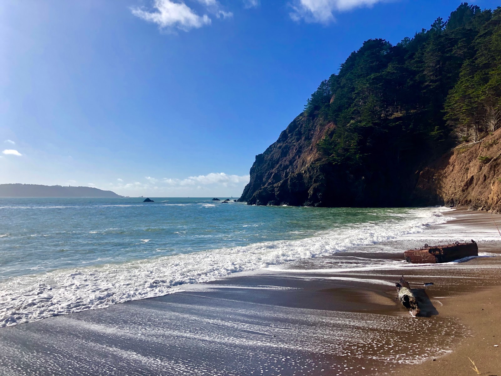 Kirby Beach的照片 带有碧绿色纯水表面