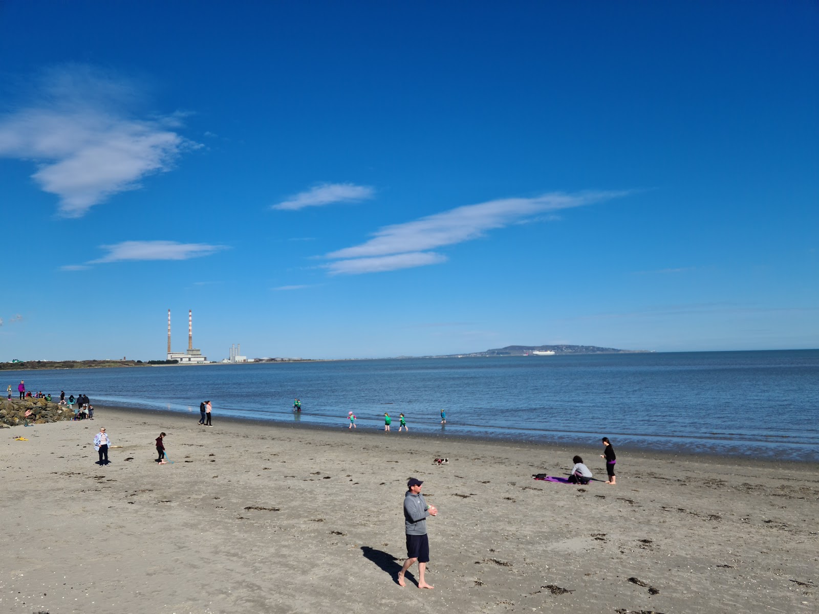 Foto av Sandymouth Strand med grå sand yta