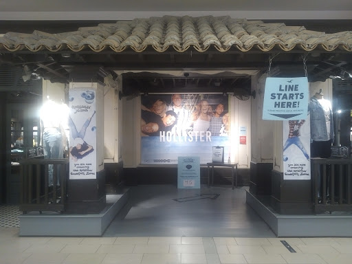 Hollister Co., 5065 Main St f169, Trumbull, CT 06611, USA, 