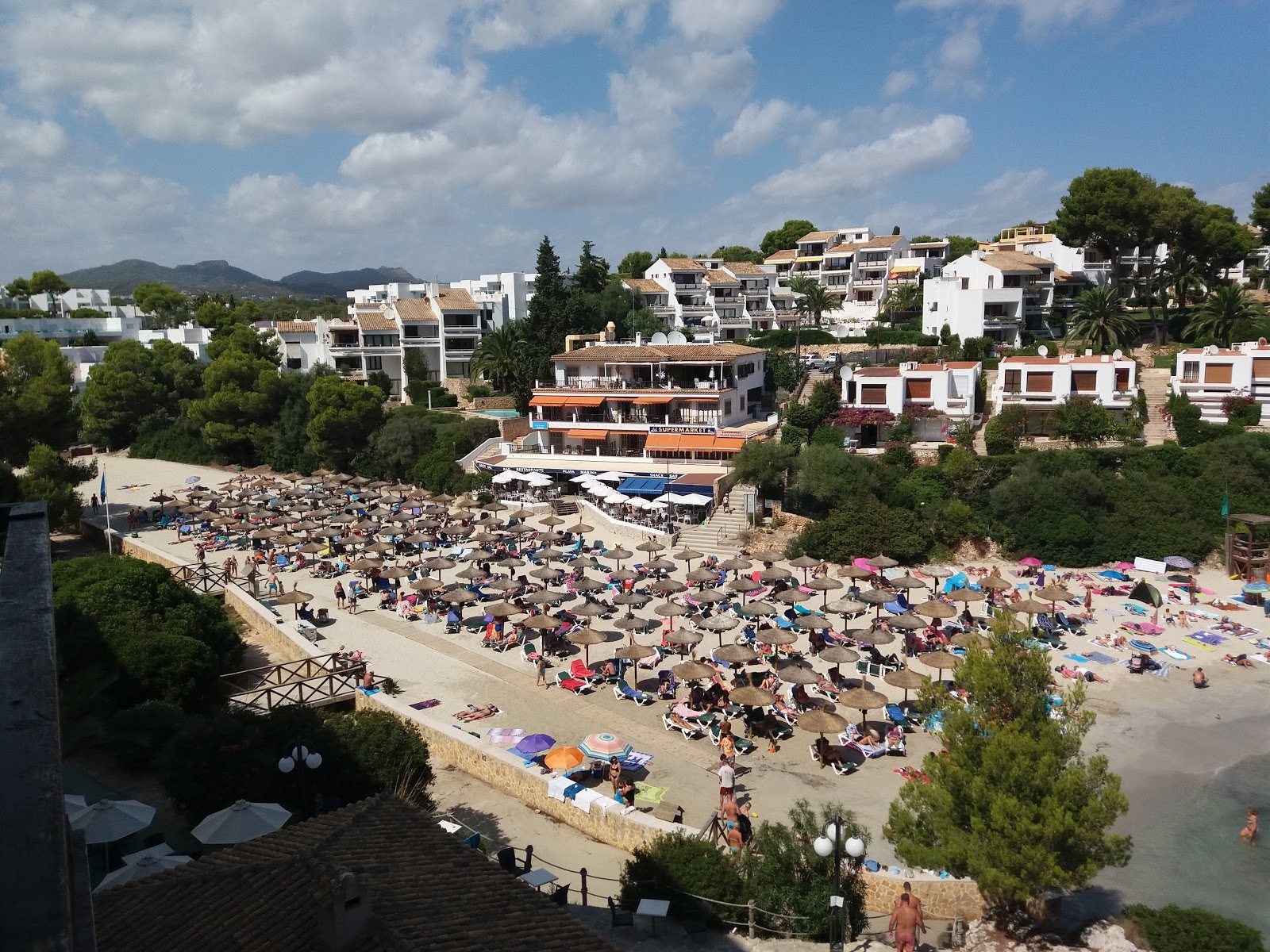 Foto av Playa de Cala Ferrera med fin beige sand yta