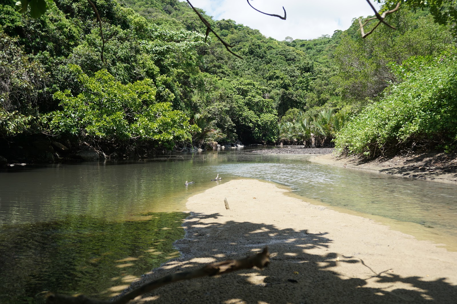 Foto van Bai Suoi Nong met turquoise puur water oppervlakte