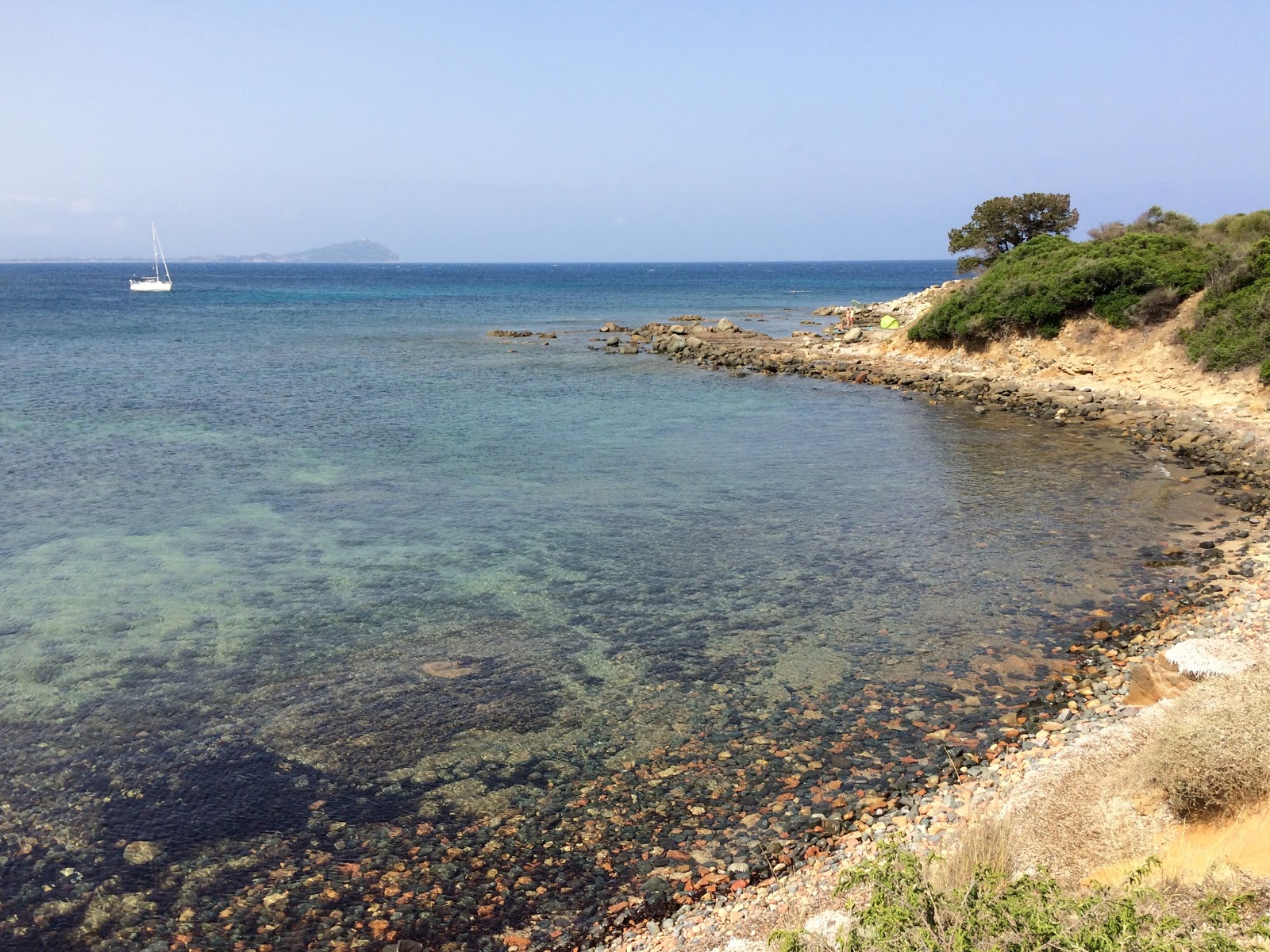 Spiaggia di S'Abba e s'Ulimu'in fotoğrafı mavi saf su yüzey ile