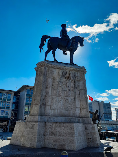 Ulus Atatürk heykeli