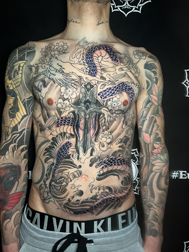 Explore giraffe tattoo ideas, creative tattoo ideas in Roselle, available at Euphoria Ink Tattoo Studio and Body piercing