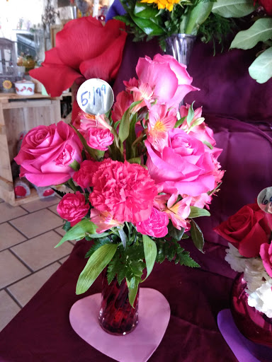 Florist «Metro Florist & Gifts», reviews and photos, 216 W 6th St, Ferris, TX 75125, USA